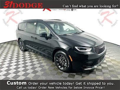 New 2025 Chrysler Pacifica Select w/ Uconnect Theater Family Group
