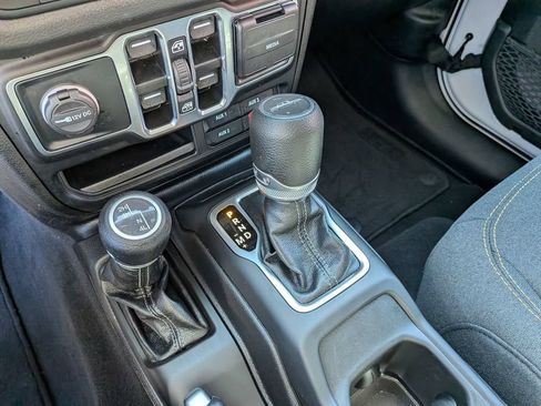 Used 2025 Jeep Gladiator Sport AWD/4WD image 19