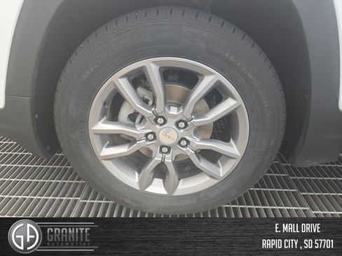 Used 2022 GMC Terrain SLT AWD/4WD image 27