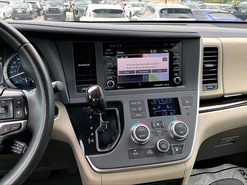 Used 2020 Toyota Sienna XLE Premium FWD image 7
