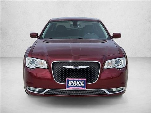 Used 2018 Chrysler 300 Touring L image 2