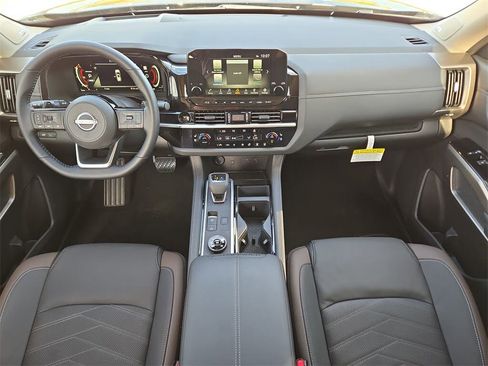 New 2025 Nissan Pathfinder Platinum image 11