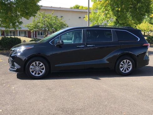 Used 2022 Toyota Sienna XLE FWD image 3
