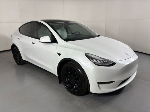 Used 2022 Tesla Model Y Long Range AWD/4WD image 2