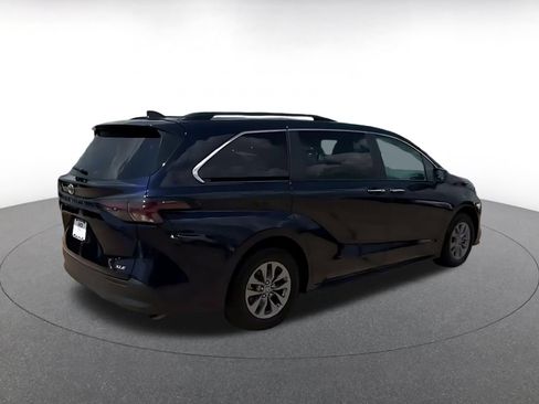 Used 2025 Toyota Sienna XLE FWD image 13