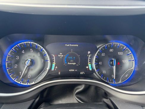 Used 2023 Chrysler Pacifica Touring-L FWD image 28