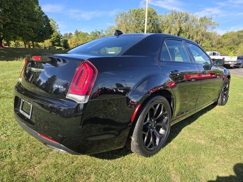 Used 2019 Chrysler 300 S image 6