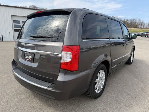 Used 2016 Chrysler Town & Country Touring image 5