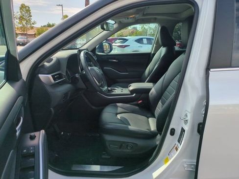Used 2023 Toyota Highlander XLE FWD image 11