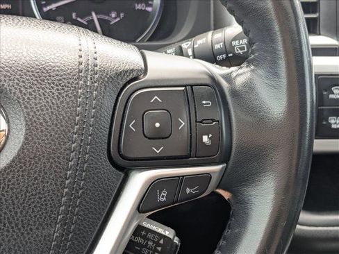 Used 2017 Toyota Highlander SE AWD/4WD image 5