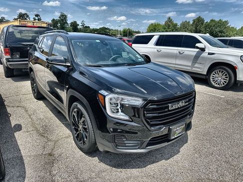 Used 2023 GMC Terrain SLE w/ Driver Convenience Package FWD image 9