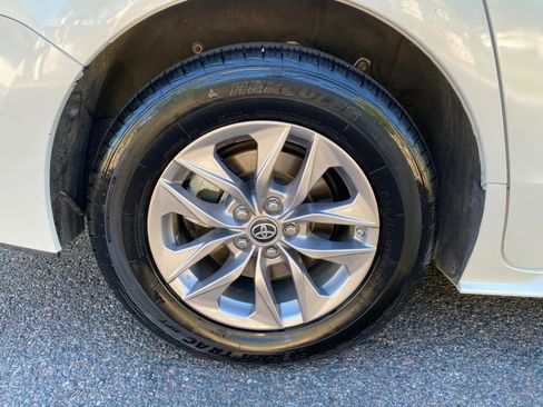 Used 2023 Toyota Sienna XLE image 13