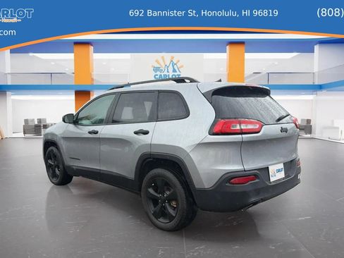 Used 2017 Jeep Cherokee Sport FWD image 4