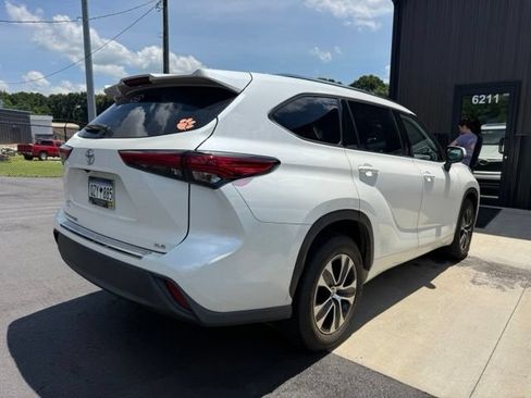 Used 2020 Toyota Highlander XLE FWD image 3