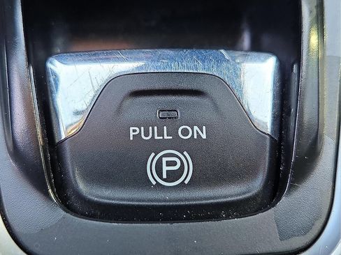 Used 2019 Jeep Cherokee Latitude w/ Popular Appearance Group image 18