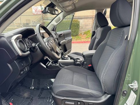 Used 2021 Toyota Tacoma SR5 w/ Trail Edition image 9