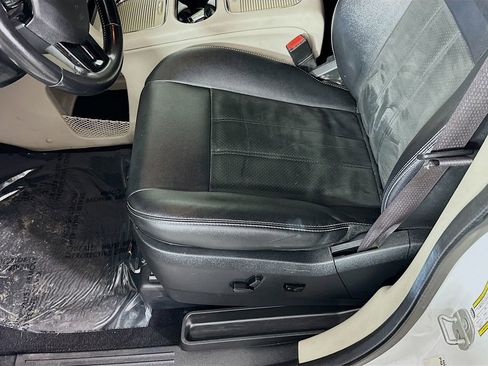 Used 2019 Dodge Grand Caravan SXT image 25