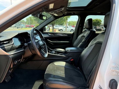 Used 2023 Jeep Grand Cherokee Altitude AWD/4WD image 11