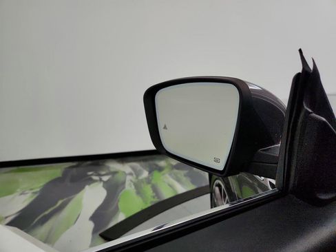 Used 2018 Maserati Levante GranLusso AWD/4WD image 16