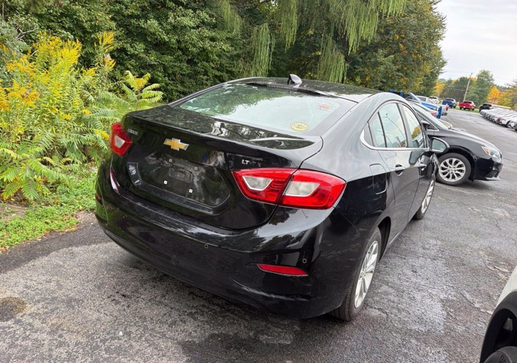 Used 2019 Chevrolet Cruze LT w/ Convenience Package FWD image 4