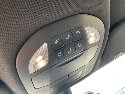 Used 2025 Chrysler Pacifica Select image 32