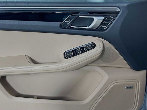 Certified 2024 Porsche Macan image 11