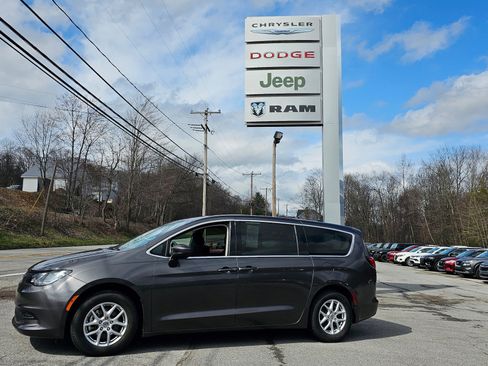 Used 2023 Chrysler Voyager LX image 28