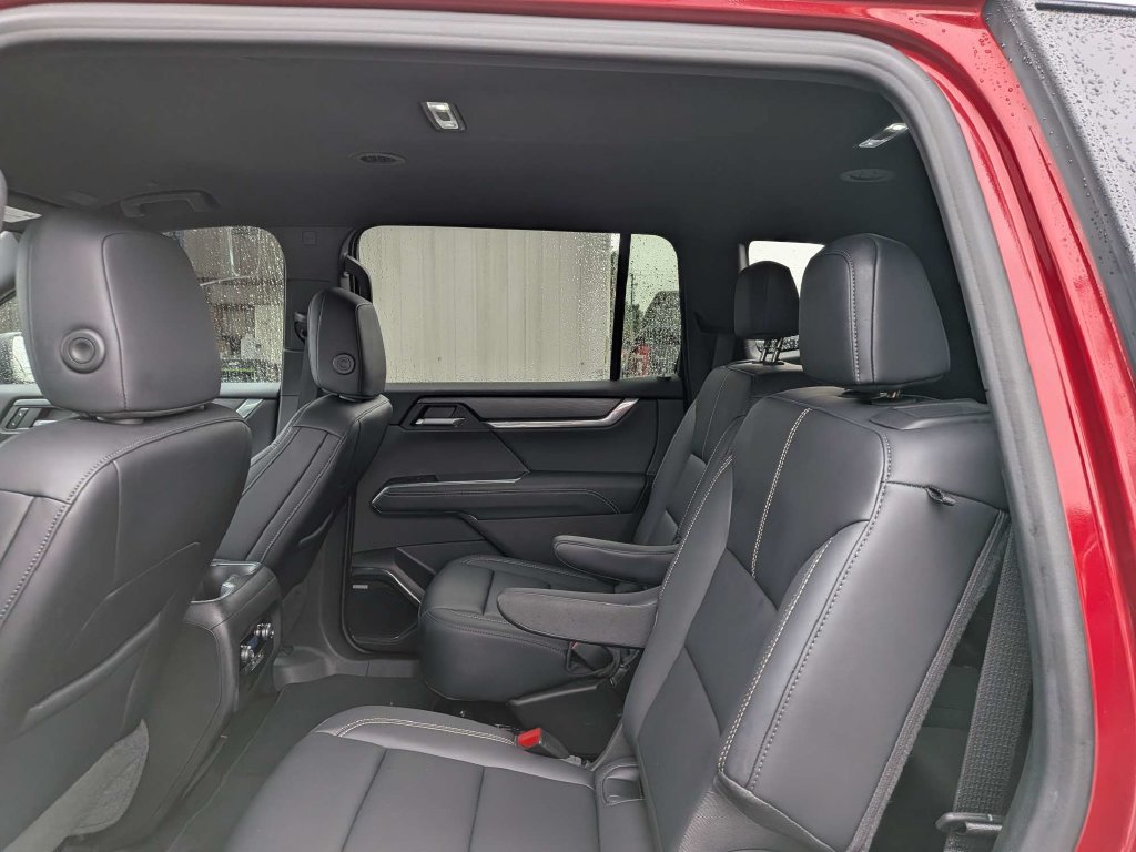 Used 2026 GMC Acadia Elevation w/ Elevation Premium Package FWD image 16