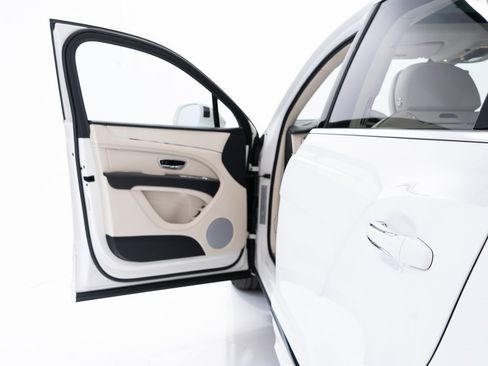 Used 2024 Bentley Bentayga V8 image 10