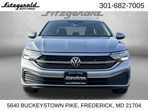 Used 2024 Volkswagen Jetta SE image 5