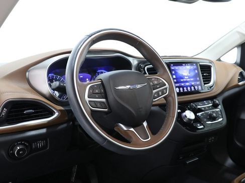 Used 2017 Chrysler Pacifica Limited w/ UConnect Theater Package FWD image 15