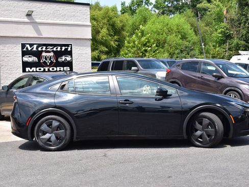 Used 2025 Toyota Prius LE FWD image 3