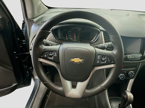 Used 2021 Chevrolet Trax LT w/ LT Convenience Package image 18