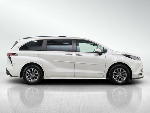 Used 2021 Toyota Sienna XLE w/ XLE Plus Package image 6