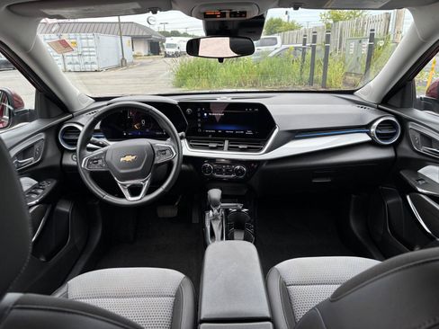 Used 2024 Chevrolet Trax LT w/ LT Convenience Package FWD image 11