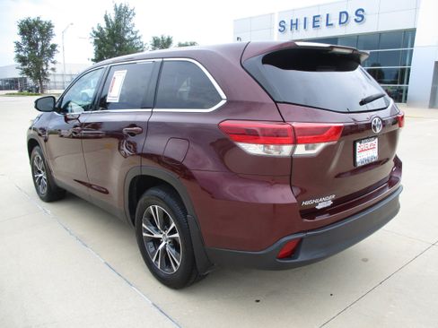 Used 2019 Toyota Highlander LE AWD/4WD image 4