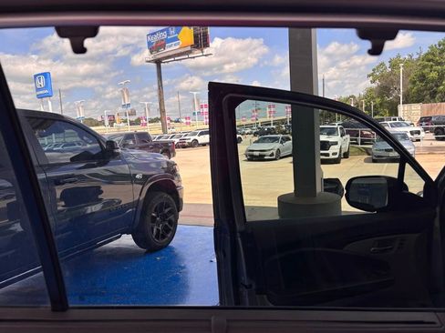 Used 2021 Honda Pilot Touring image 18
