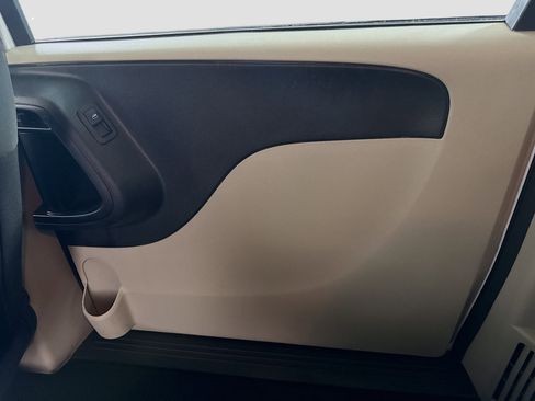 Used 2019 Dodge Grand Caravan SE w/ UConnect Hands-Free Group image 28