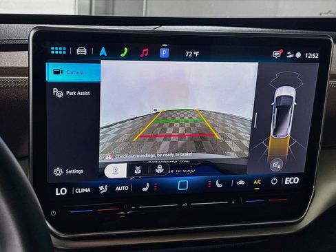 Certified 2025 Volkswagen ID.4 Pro AWD/4WD image 18