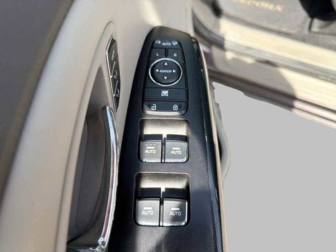 Used 2016 Kia Sedona SX image 18