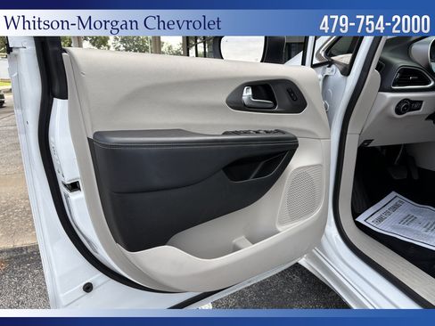 Used 2023 Chrysler Pacifica Touring-L FWD image 11