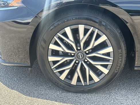 Used 2025 Nissan Altima 2.5 SV FWD image 11