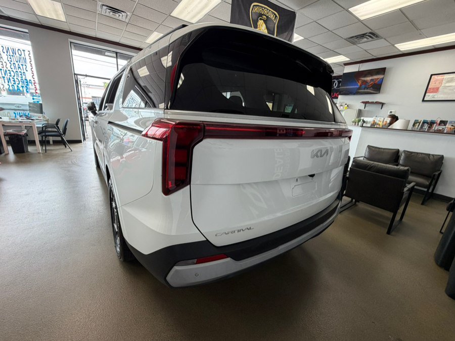 Used 2025 Kia Carnival EX FWD image 10