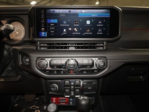 Used 2024 Jeep Wrangler Unlimited Rubicon image 16