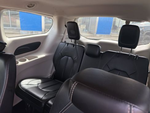 Used 2023 Chrysler Pacifica Touring-L image 7