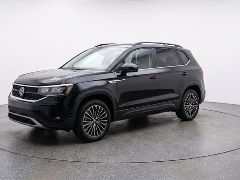 Used 2025 Volkswagen Taos SE FWD image 3