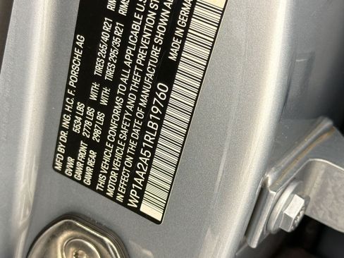 Certified 2024 Porsche Macan AWD/4WD image 31