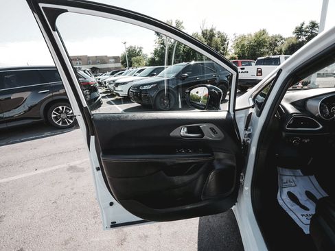 Used 2026 Chrysler Pacifica Select FWD image 11