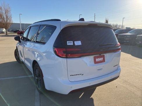 New 2026 Chrysler Pacifica Limited w/ S Appearance Package image 8