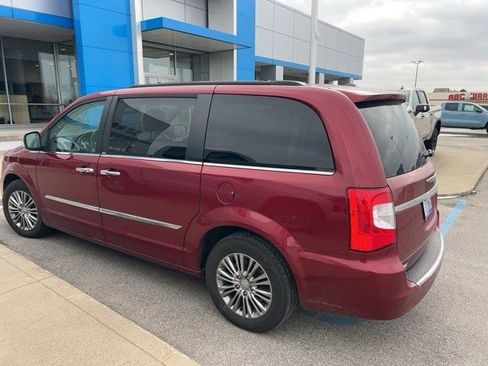 Used 2014 Chrysler Town & Country Touring-L w/ Driver Convenience Group image 5